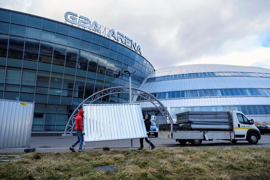 Il 5 febbraio si sta allestendo l’alloggio temporaneo per i soldati americani nell’arena civile di Rzeszow (qui sotto, Reuters).
Siccome la mobilitazione di quel reparto richiede 18 ore, l’ordine del Pentagono dovrebbe essere del 1° febbraio, 23 gg. prima dell’invasione.